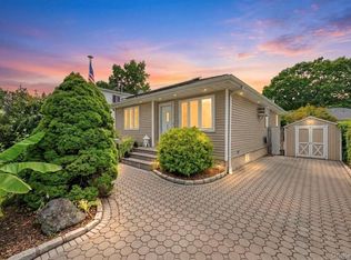 325 Beachview St, Copiague, NY 11726
