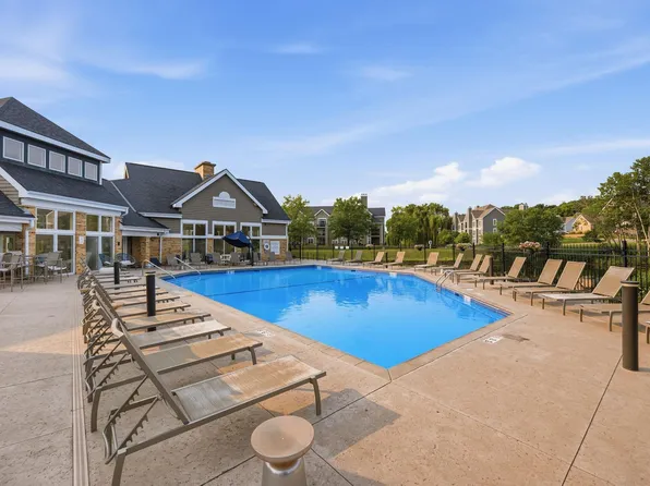 6048 Chasewood Pkwy APT 1, Minnetonka, MN 55343