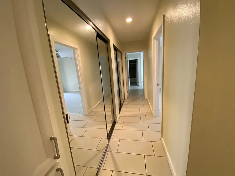 Tarzana Terrace Apartments — Photo 20