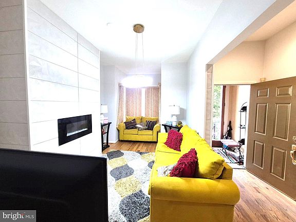5th image of 1018 F St NE