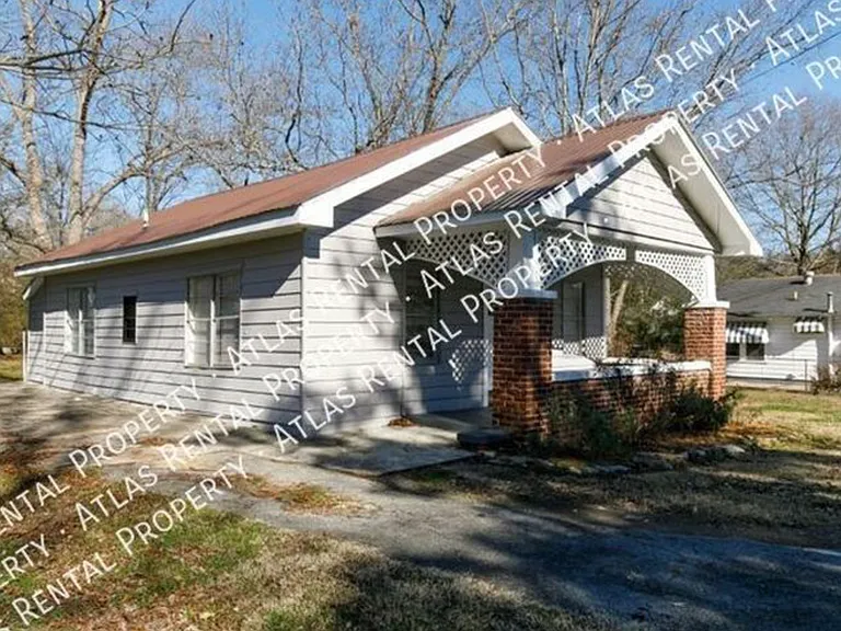 1052 Tower Dr — Photo 2