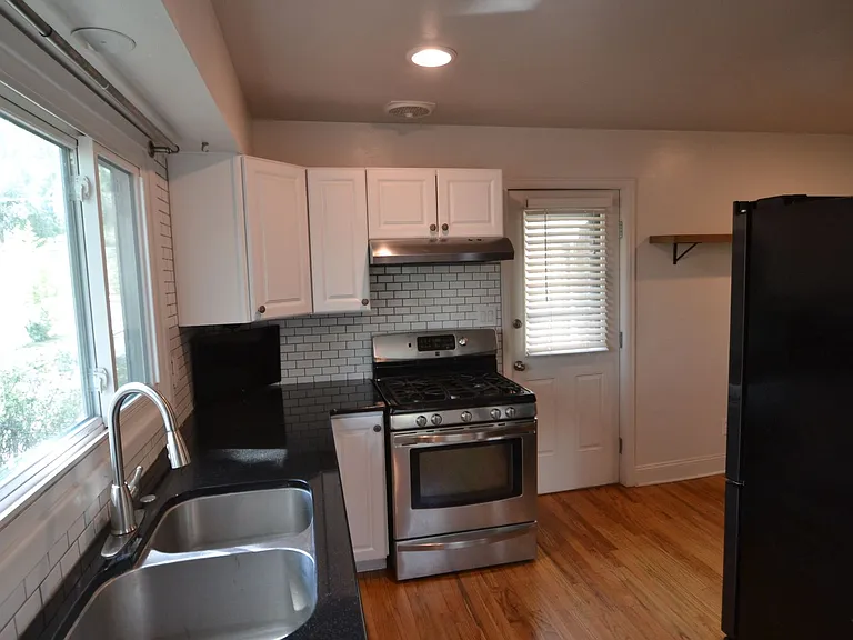821 N Walnut St — Photo 16