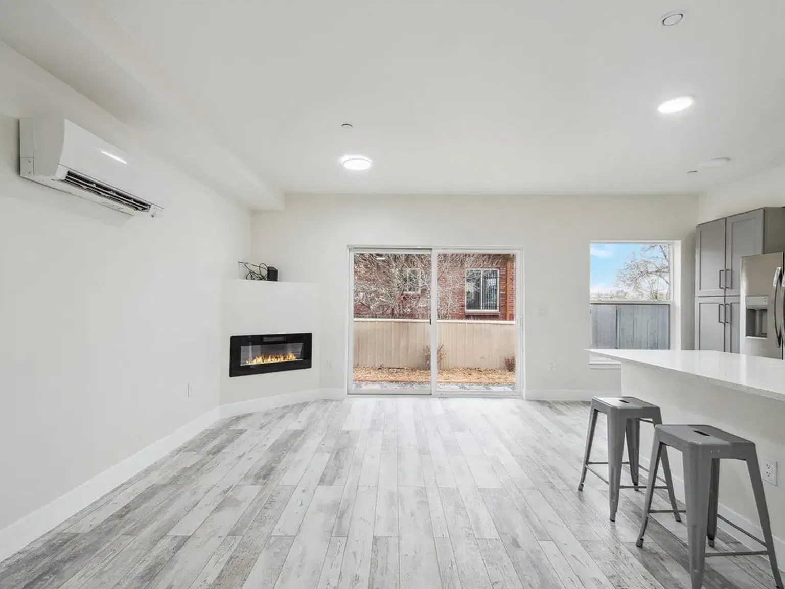 3 bed, 3.5 bath, 2354 sqft, $3,150 — Photo 4