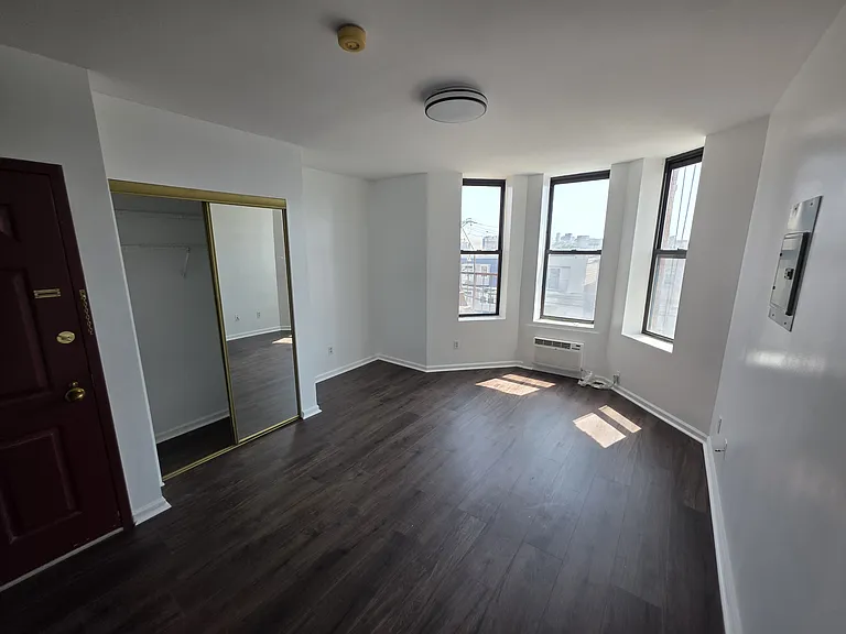 222 48th St #3 — Photo 3