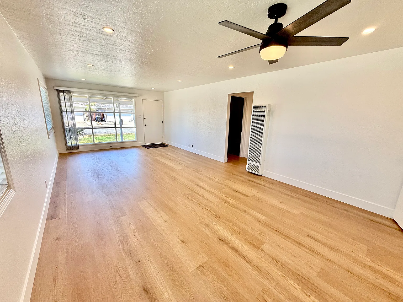 3 bed, 1154 sqft, $3,895 — Photo 4