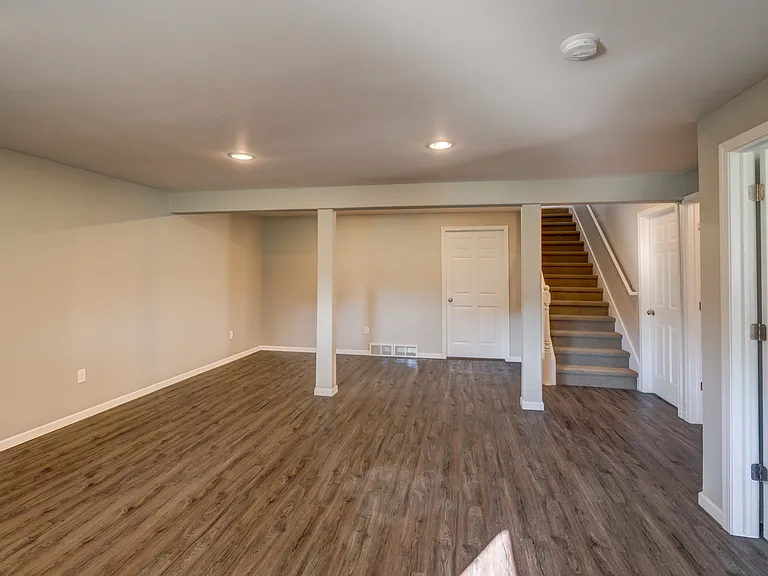 836 Thompson Dr — Photo 16