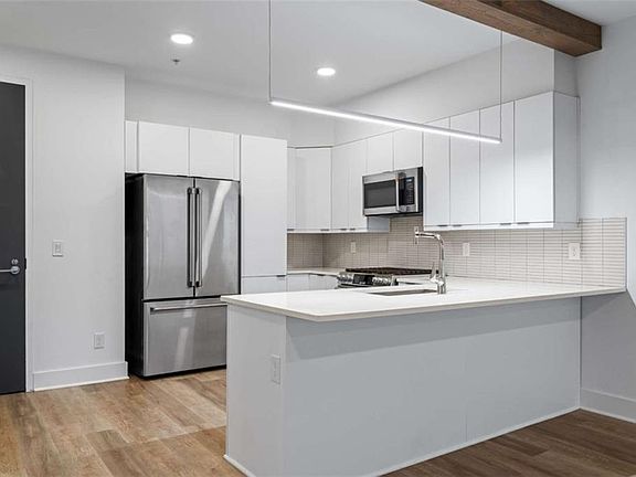 4th image of 346 Peters St #206