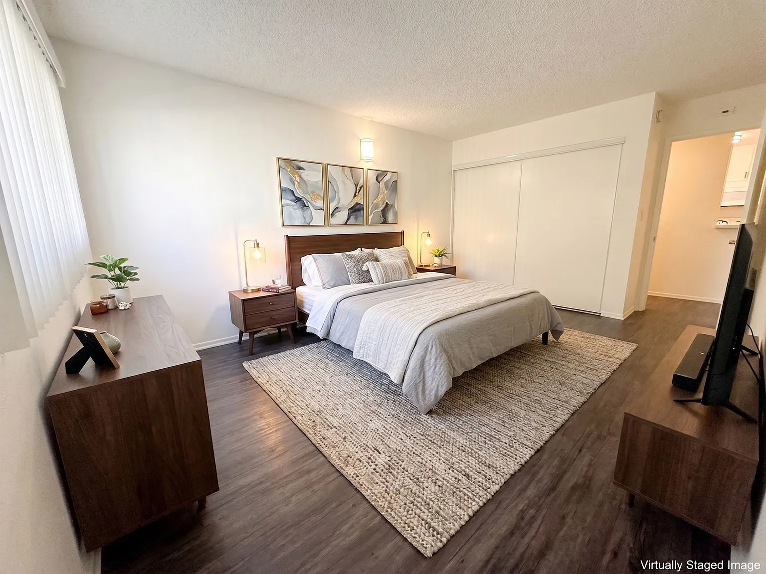 11018 Moorpark Apartments — Photo 3