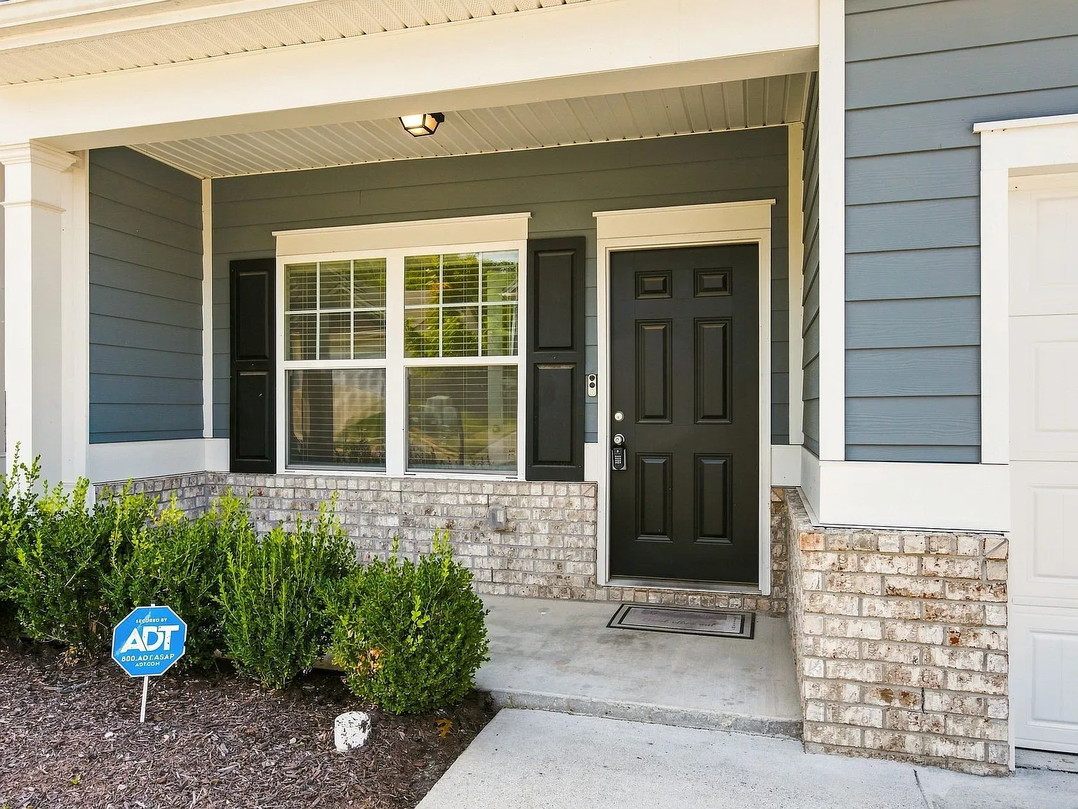 3 bed, 2.0 bath, 1516 sqft, $2,450 — Photo 2