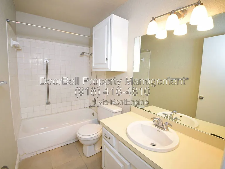 740 W Commercial St — Photo 14