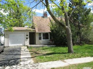 93 Albatross Rd, Levittown, NY 11756