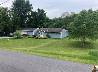 97 State Line Dr, Pownal, VT 05261