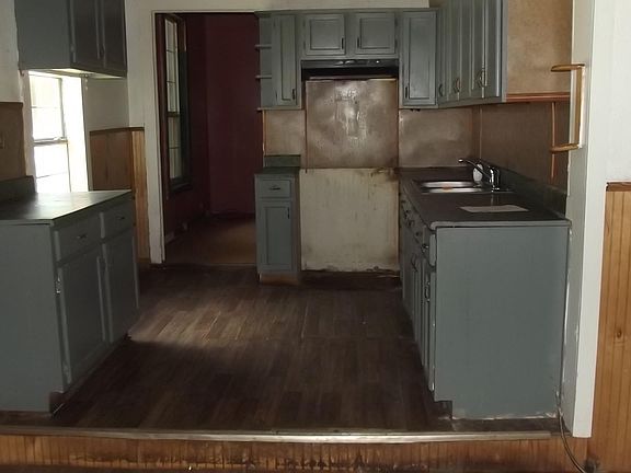3rd image of 684 Park Ave