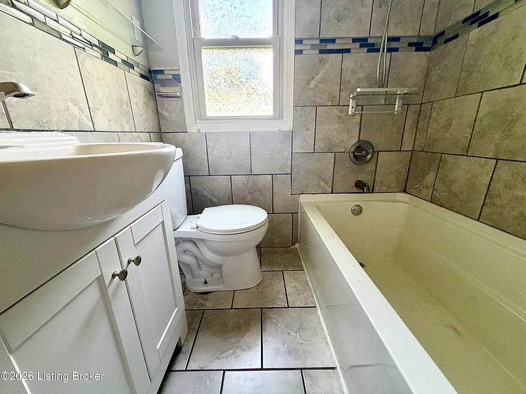 2706 Wyandotte Ave — Photo 6