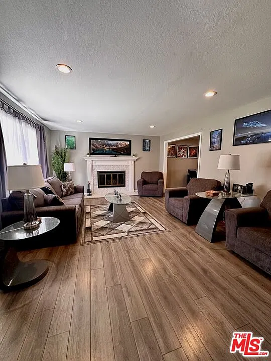 5 bed, 2.5 bath, 2150 sqft, $5,200 — Photo 3