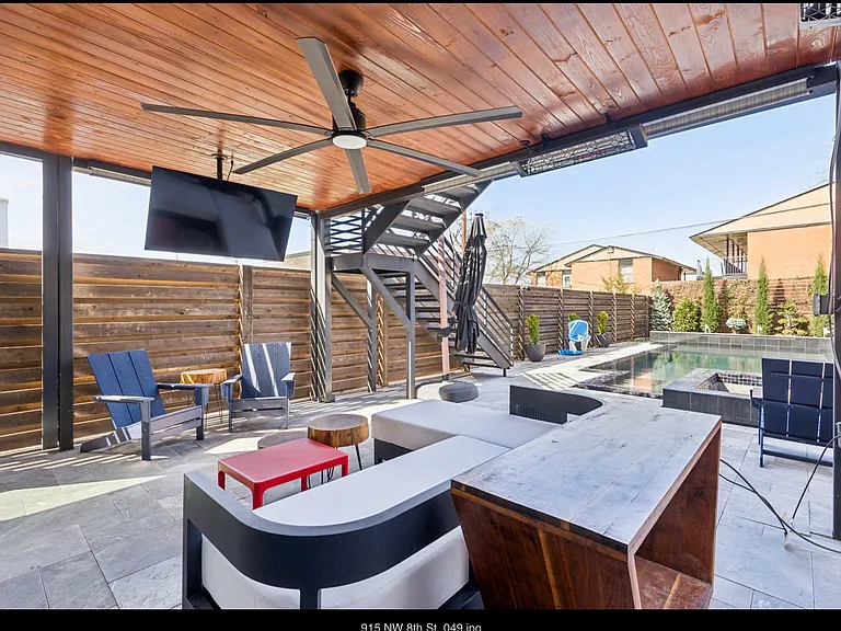 915 NW 8th St — Photo 17