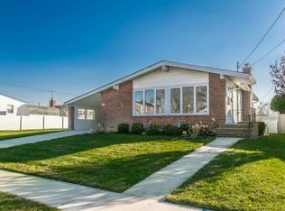 74 Pickwick Dr N, Hicksville, NY 11801