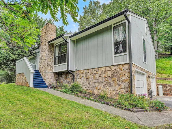 7495 Fernway Dr, Roanoke, VA 24018
