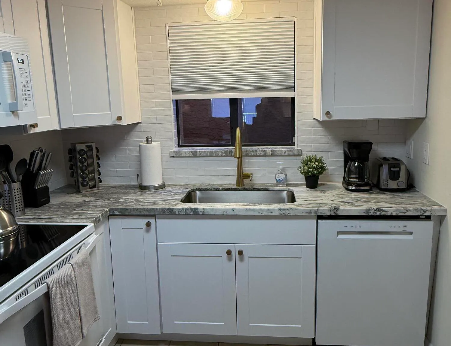 3 bed, 1.0 bath, 894 sqft, $1,800 — Photo 3
