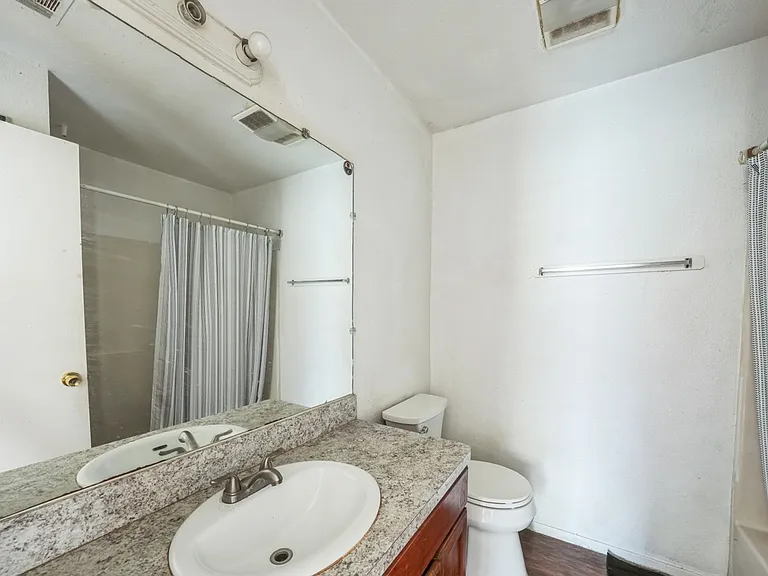 933 Park Plz — Photo 13