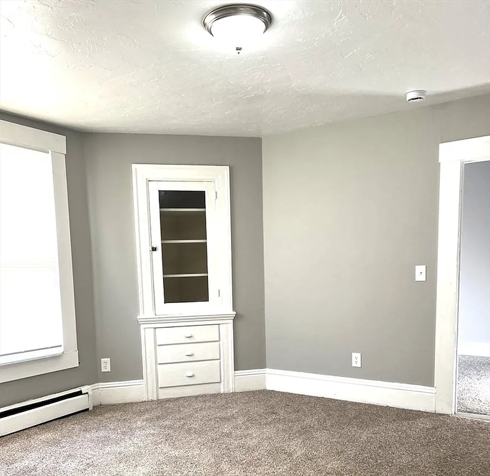 3 bed, 1200 sqft, $1,900 — Photo 2