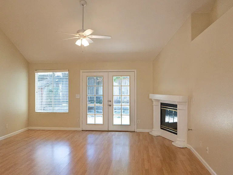 1044 E Manhattan Ave — Photo 9