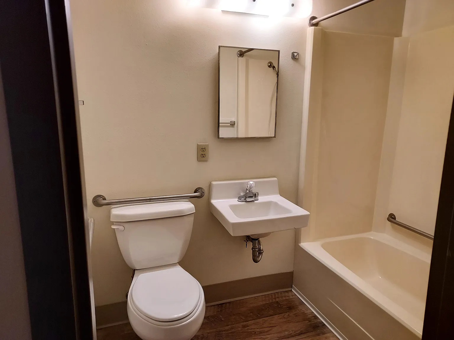 Studio, 500 sqft, $500 — Photo 2