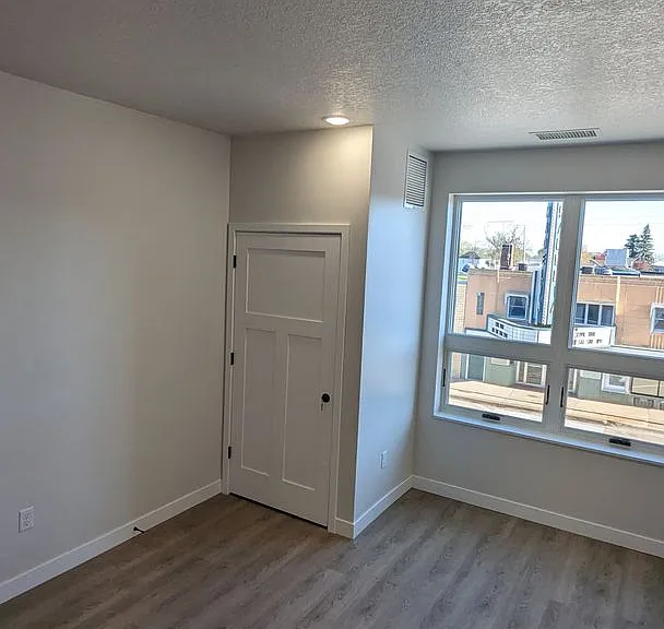 116 W Main St — Photo 4