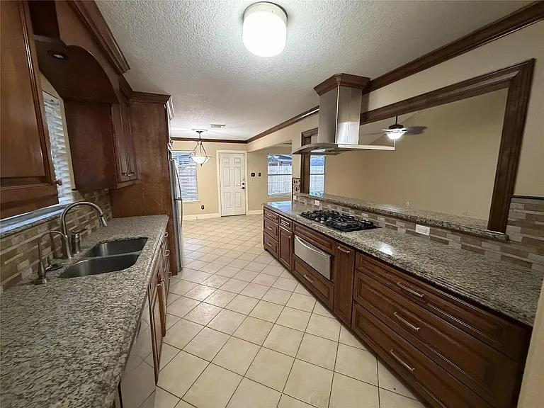 7811 Fall Glen Dr — Photo 4