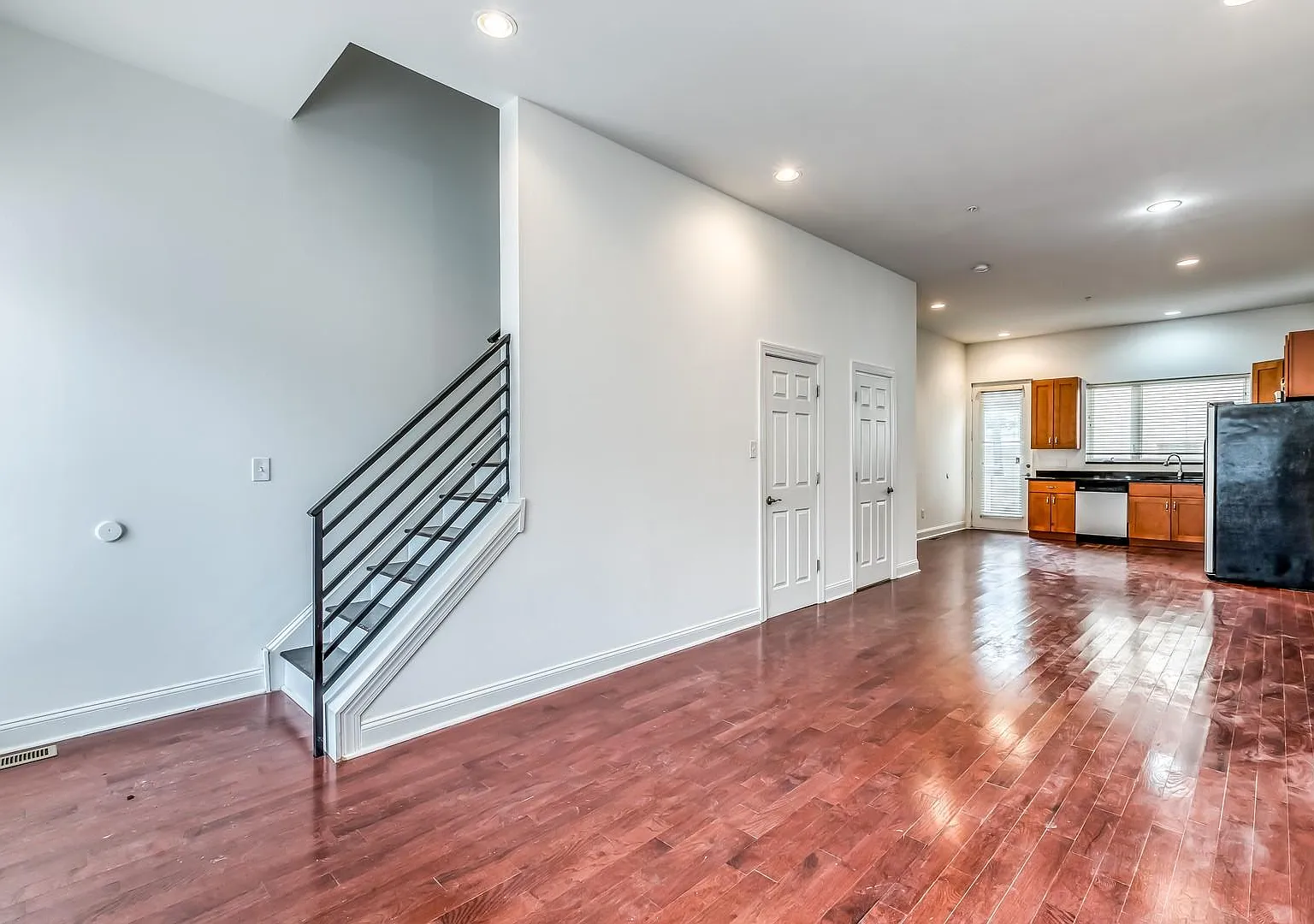 4 bed, 2.5 bath, 2000 sqft, $3,650 — Photo 2