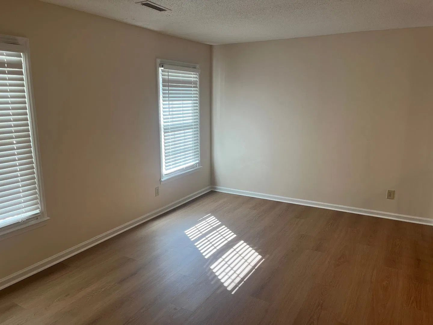 Available now. Beautiful, Fully-Remodeled 3 BR/2 BA Home Available in Otranto! — Photo 4
