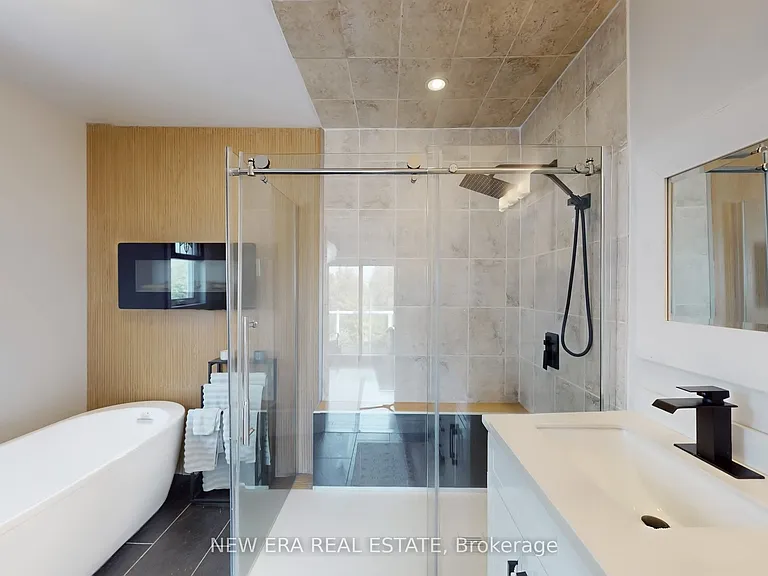 1031 Lake Dr N #UPPER — Photo 22