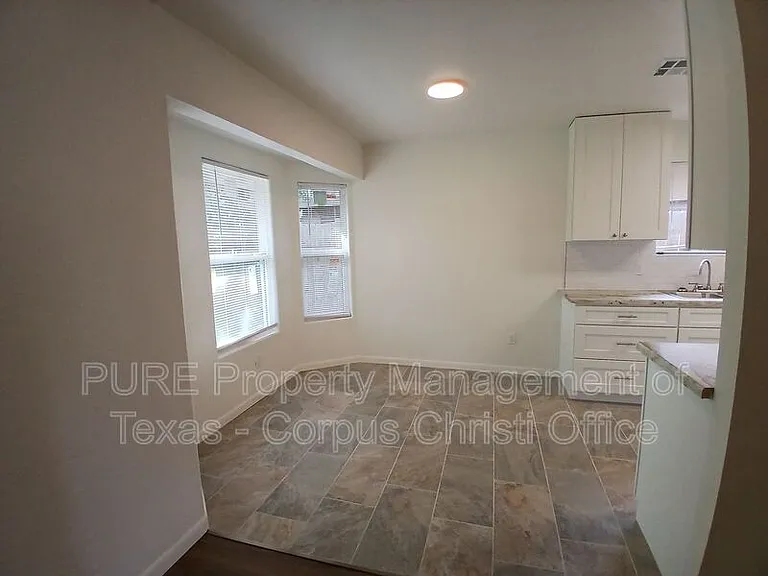 2725 Allencrest Dr — Photo 8