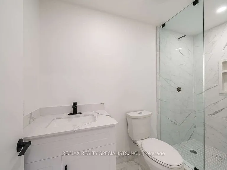 29 Goodwood Ave #LOWER — Photo 6