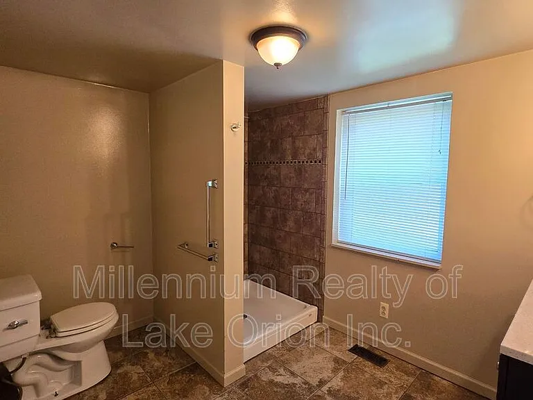 201 W York York Ave — Photo 12