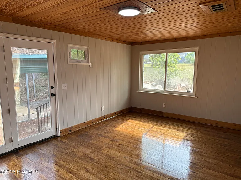 226 Sherwood Dr — Photo 5