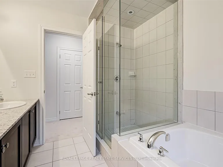 27 Erinview Ter — Photo 16