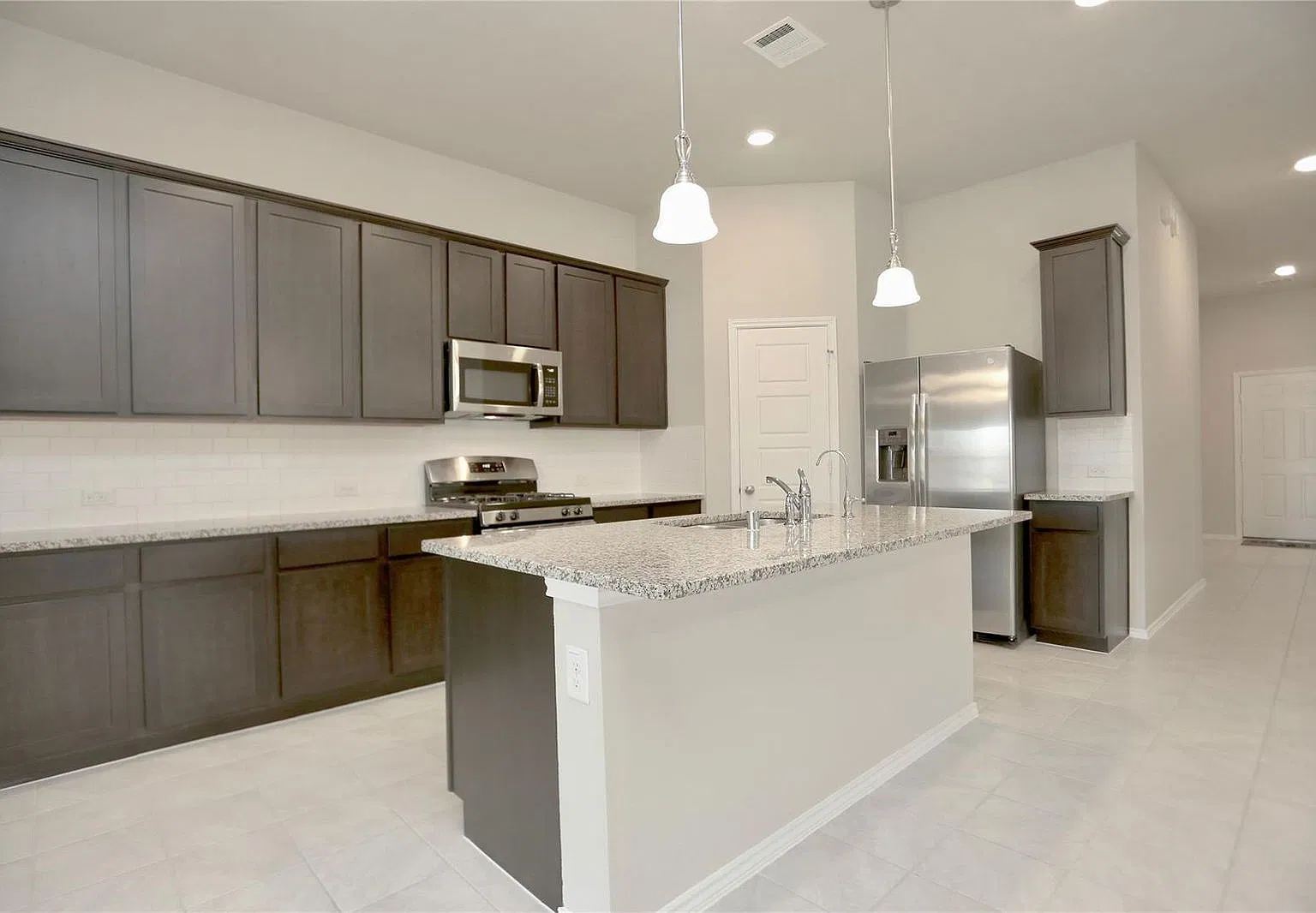 4 bed, 3.0 bath, 2277 sqft, $2,300 — Photo 4