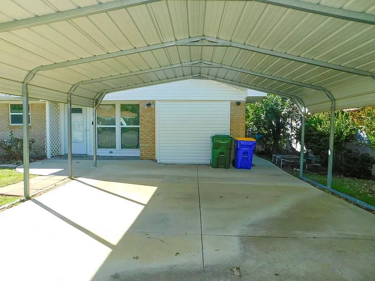 325 W Jones St — Photo 4