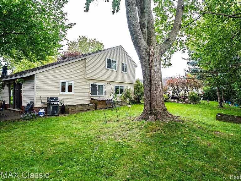 24323 Pinecrest St — Photo 28