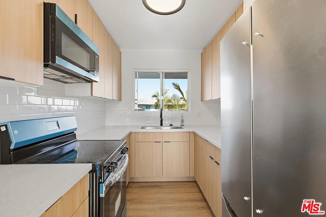 3401 Ocean Park Blvd — Photo 2