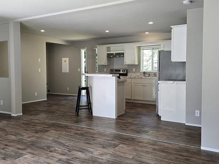 1270 E Lakeshore Dr W — Photo 6