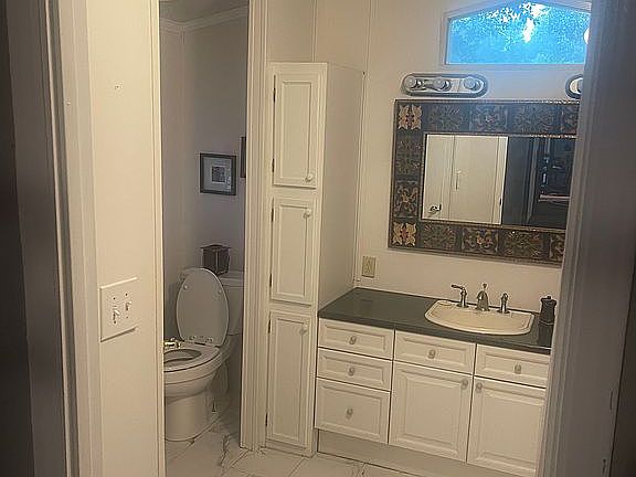 Mstr Bath (has walkin closet