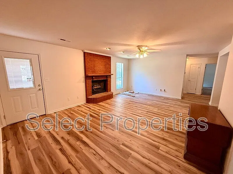 3 bed, 2.0 bath, 1886 sqft, $1,600 — Photo 4
