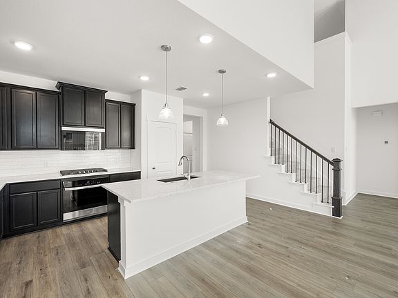 15_6937 Freight Train- Kitchen-3