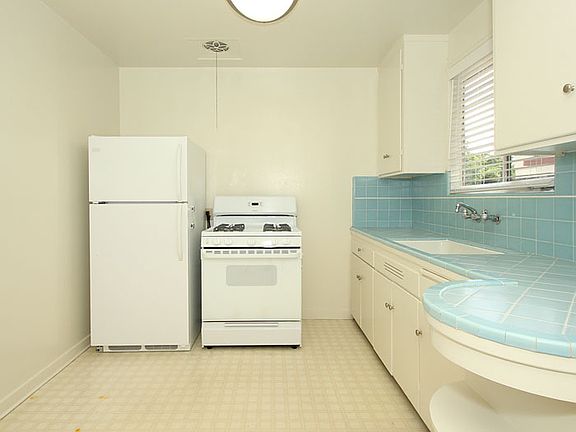 4th image of 392 Madeline Ct
