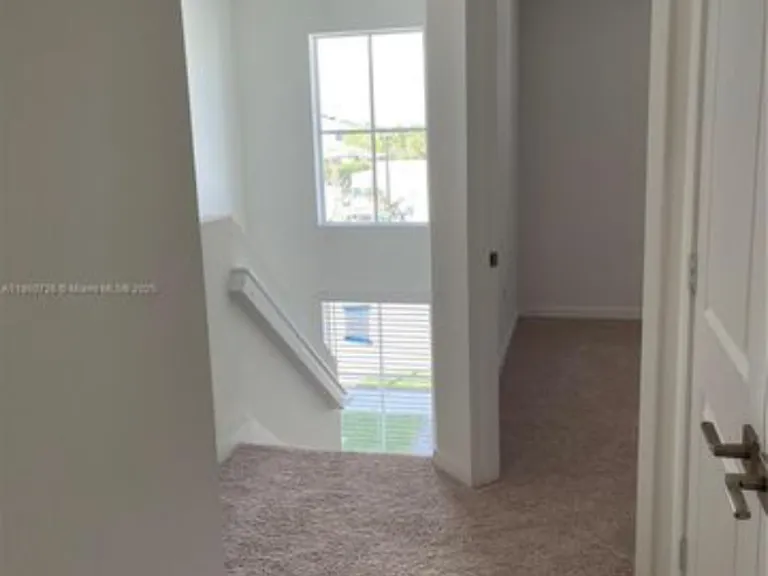 752 SE 17th St #4 — Photo 6