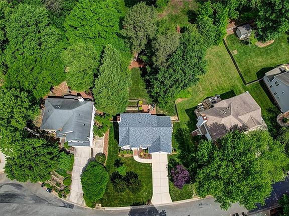 3rd image of 12 Old Orchard Ln