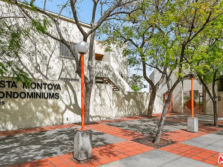 1118 Valencia St #310 — Photo 32