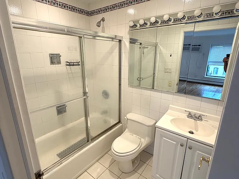 300 E 52nd St #400 — Photo 5